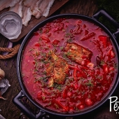 Борщ с ребрышками в украинском ресторане